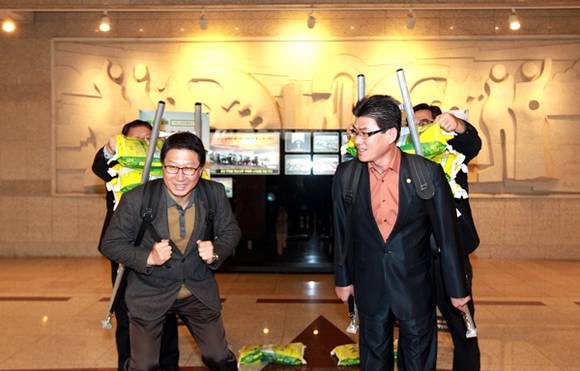 (사진 왼쪽부터 오완석 새정치민주연합 수석부대표,윤태길 새누리당 수석부대표)