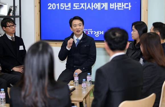 남경필 도지사가 지난14일 도지사 집무실에서 열린 ‘2015년 도지사에게 바란다’에서 도민들의 애로사항을 들으며 대화를 나누고 있다.(사진=경기도 제공)