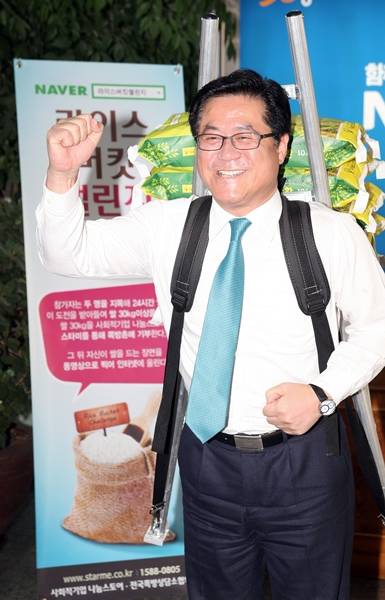 15일 오전 경기도청 신관1층 로비에서 이기우 경기도 사회통합부지사가 라이스 버킷 챌린지에 동참하고 있다.(사진=경기도 제공)