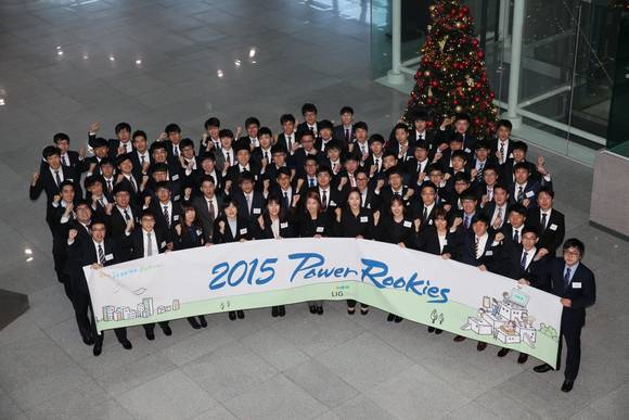 LIG넥스원 신입사원 50여 명이 15일 경상남도 사천 LIG인재니움에서 2주간의 연수를 마치고 대한민국 방위산업의 새로운 희망이 될 것을 다짐하며 힘찬 함성을 지르고 있다(사진 제공: LIG넥스원)