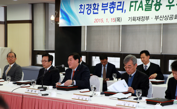 15일 부산상의에서 열린 수출기업인 간담회에서 최경환 경제부총리가 발언하고 있다. (사진제공=부산상의)