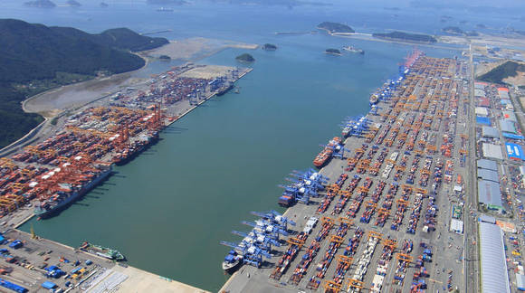 부산항 신항 전경.