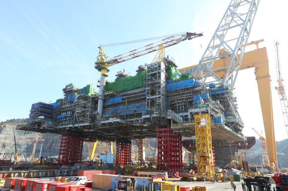 휘트스톤(Wheatstone) 고정식 플랫폼 상부구조물 잭업 작업 모습. (사진제공=대우조선해양)