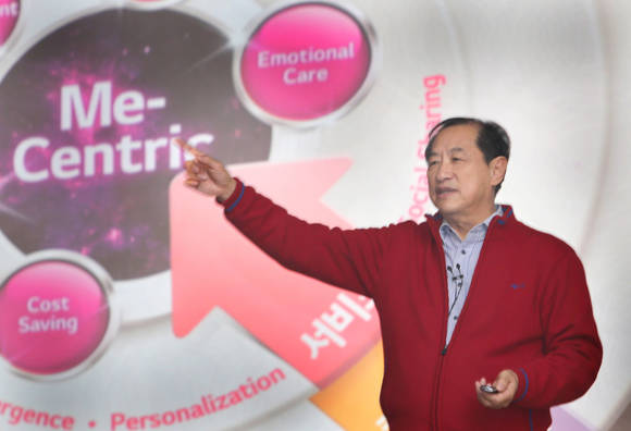 이상철 LG유플러스 부회장이 ‘2015 리더 혁신 캠프’에서 ‘세계 일등 기업론’을 강연하고 있다(사진 제공: LG유플러스)