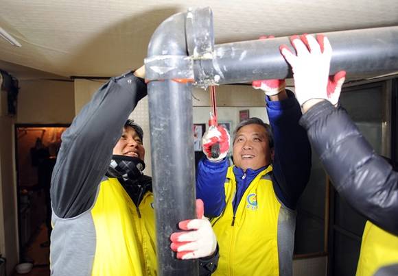 곽상욱 오산시장이 지난 16일 기초생활수급자, 독거노인 등 취약계층을 대상으로 한 동절기 연탄난방 시설 점검 체험에 나서고 있다.(사진=오산시 제공)