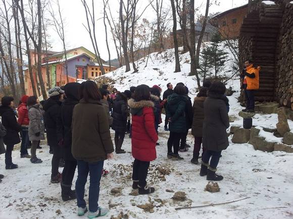 깊은산속옹달샘에서 고도원(우측상단)의 숲속걷기명상법에 대한 설명을 듣고 있다.(사진=경기도교육청 제공)