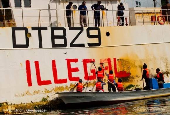 지난해 10월 7일 오후 부산 감천항에서 국제환경단체 그린피스의 활동가들이 불법어획물 60톤이 실려 있는 인성3호에 “불법어업(Illegal) 그만!”이라는 메시지를 페인트칠하는 액션을 진행하고 있다. 그린피스는 이 날 최근 귀항한 불법어업선 인성3호의 불법어업을 고발하고, 해양수산부에 조속한 원양수산발전법 개혁을 촉구하는 캠페인을 벌였다(사진: 그린피스)