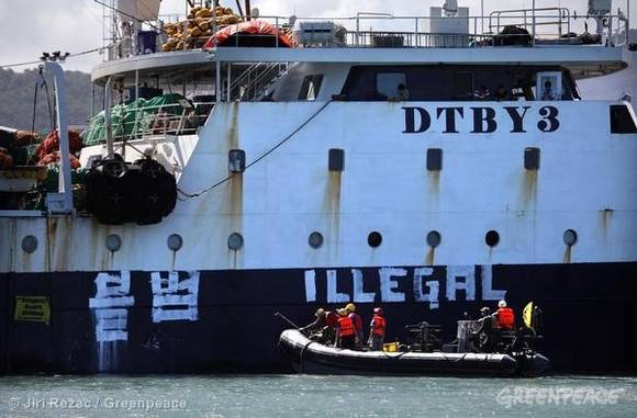 그린피스 활동가들이 2013년 4월 21일 모리셔스에서 불법어업 혐의로 조사받고 있는 동원산업 원양어선 프르미에호에 ‘불법(Illegal)’이라고 페인트칠을 하고 캠페인을 벌이고 있다(사진 제공: 그린피스)
