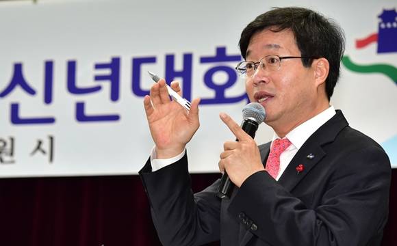19일 신년 기자간담회에서 염태영 수원시장이 광복 70주년 기념사업으로 미래 동력 확보와 역동하는 수원시의 미래 발전 계획에 대해 설명하고 있다.(사진=수원시 제공)