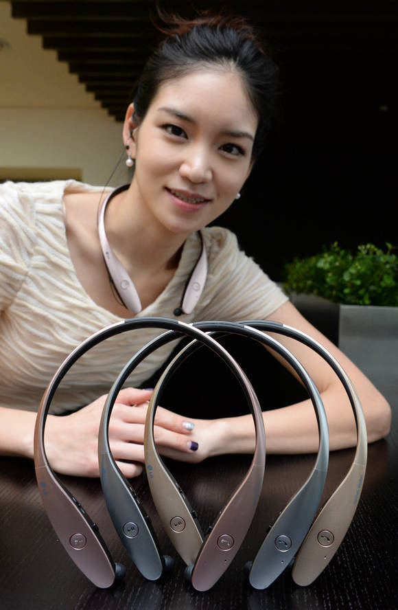 여의도 LG 트윈타워에서 모델이 LG 톤플러스를 선보이고 있다(사진 제공: LG전자)