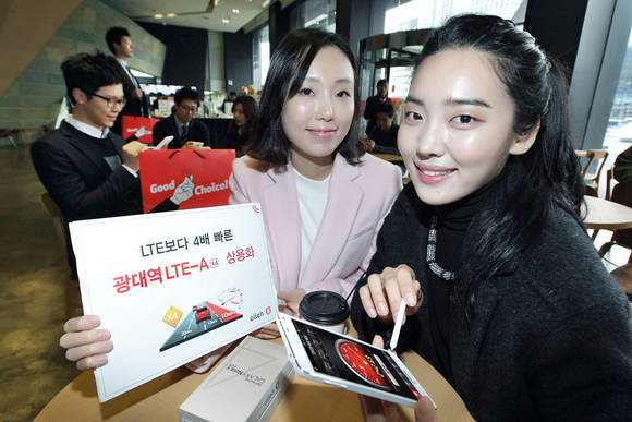 KT 모델들이 삼성 ‘갤럭시노트4 S-LTE’를 이용해 ‘광대역 LTE-A X4’ 체험서비스를 누리고 있다(사진 제공: KT)