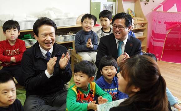 20일 부천 동부하이텍햇살어린이집을 방문한 남경필 경기도지사가 원아들과 즐거운 시간을 보내고 있다.(사진=경기도 제공)