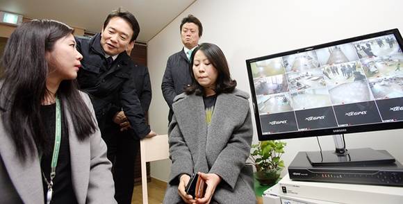 부천 동부하이텍햇살어린이집을 방문한 남경필 경기도지사가 CCTV-모바일앱 설치장비를 학부모들과 살펴보고 있다.(사진=경기도 제공)