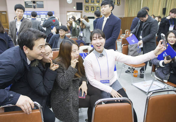 20일 경기도청 제1회의실에서 열린 -경기도 대학생 기자단 6,7기-오리엔테이션 및 수료식에서 남경필 경기지사가 기자단과 기념촬영을 하고 있다.(사진=경기도 제공)