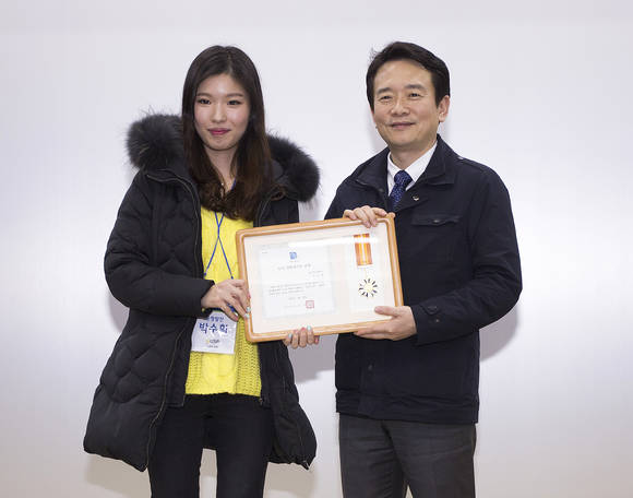 경기도 대학생 기자단 6,7기-오리엔테이션 및 수료식에서 남경필 경기지사가 우수활동학생 표창을 수여하고 있다.