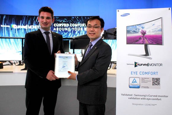 지난 6일 CES 2015에서 진행한 어워드 수여식에 참석한 TUV라인란드의 안드레 아도니 매니저(왼쪽)와 삼성전자 영상디스플레이사업부 최용훈 상무(오른쪽)(사진 제공: 삼성전자)