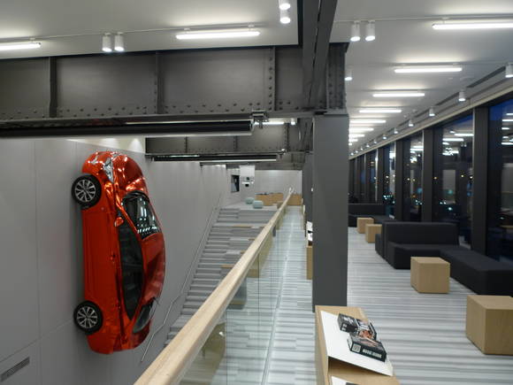 현대차의 러시아 대표 판매 모델인 쏠라리스(국내명 : 엑센트)를 1층과 2층을 잇는 벽체 중앙에 90도 각도로 세워 전시한 이색 볼거리(사진 제공: 현대자동차)