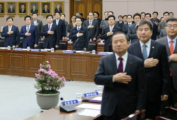 남경필 경기도지사가 21일(수) 오전 경기도청 제1회의실에서 열린 ‘경기도 시장 및 군수 신년인사 및 간담회’에서 국민의례를 하고 있다.(사진=경기도 제공)