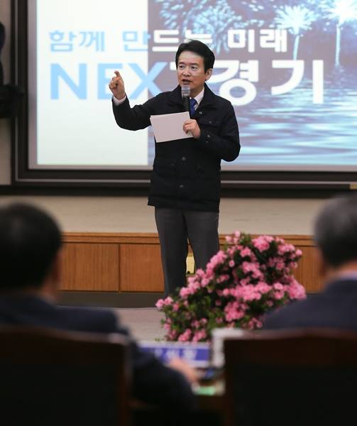 남경필 경기도지사가 21일(수) 오전 경기도청 제1회의실에서 열린 ‘경기도 시장 및 군수 신년인사 및 간담회’에서 인사말 및 도정 주요시책 설명을 하고 있다.(사진=경기도 제공)