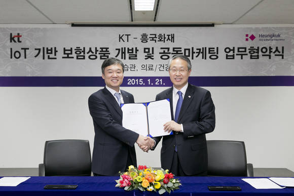 KT 미래융합사업추진실장 윤경림 전무(왼쪽)와 조훈제 흥국화재해상보험 대표이사(오른쪽)가 업무협약을 체결하고 있다(사진 제공: KT)