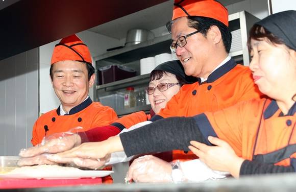 21일 오후 수원 조원시장 내 사회적협동조합 마돈나돈가스에서 남경필 경기도지사와 이기우 경기도 사회통합부지사가 돈가스 만들기 체험을 하고 있다(사진=경기도 제공)