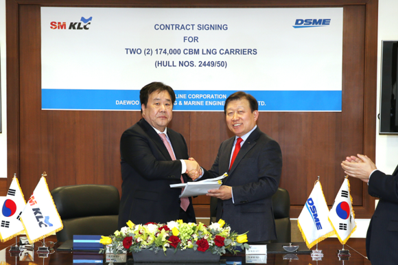 지난 21일 대우조선해양 서울 본사에서 대우조선해양 고재호 사장(오른쪽)과 대한해운 우오현 회장이 LNG운반선 건조 계약서에 서명을 한 뒤 악수를 하고 있다. (사진제공=대우조선해양)