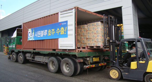 시원블루가 호주로 떠나는 컨테이너 박스에 실리고 있다. (사진제공=대선주조)