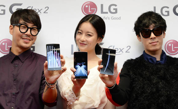 22일 여의도 LG트윈타워에서 열린 신제품 공개 행사에서 LG전자 크리에이티브 디자이너 (왼쪽부터) 최범석, 오연서, 고태용이 LG G 플렉스2를 선보이고 있다(사진 제공: LG전자)