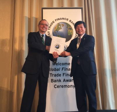 14년 연속 ‘한국 최우수 무역금융 은행상’ 수상 후 문광찬 외환은행 암스텔담 지점장(사진 오른쪽)이 조셉 히라푸토(Joseph D. Giarraputo) 글로벌파이낸스지 발행인(사진 왼쪽)과 기념촬영을 하고 있다.(사진제공=외환은행)