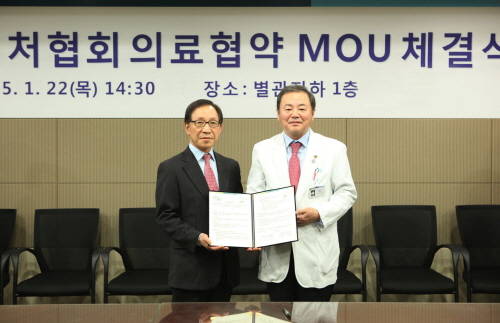 이문성 순천향대학교 부천병원 병원장(우측)과 이승대 부천벤처협회장이 협약 체결 후 기념촬영을 하고 있다.(사진제공=순천향대 부천병원)