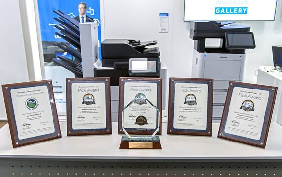 ‘올해의 흑백 프린터와 복합기 라인업상’ 트로피와 5개의 ‘최우수 제품상’ 상장(사진 제공: 삼성전자)