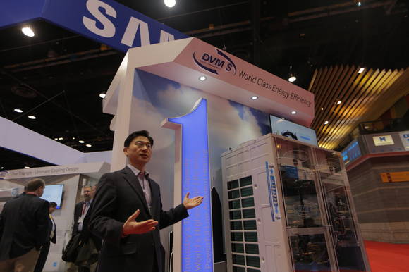 삼성전자 생활가전사업부 박찬호 상무가 삼성전자 전시장을 소개하고 있다(사진 제공: 삼성전자)