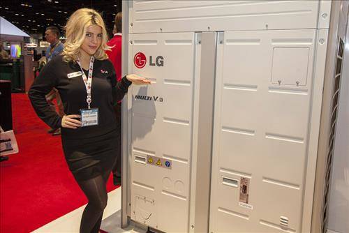 LG전자 모델이 시스템에어컨을 소개하고 있다(사진 제공: LG전자)