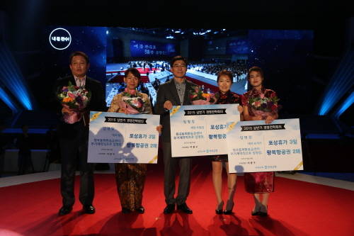 지난 24일 일산 킨텍스에서 열린 경영전략회의에서 이광구 우리은행장(사진 가운데)이 원곡동외환송금센터 외국인직원 및 출장소장에게 특별 승진 및 포상을 한 후 기념 촬영을 하고 있다. 사진 왼쪽부터 우리은행 원곡동외환송금센터 김장원 지점장, 멜다 대리, 이광구 우리은행장, 오림정 계장, 송계지 대리. (사진제공=우리은행)