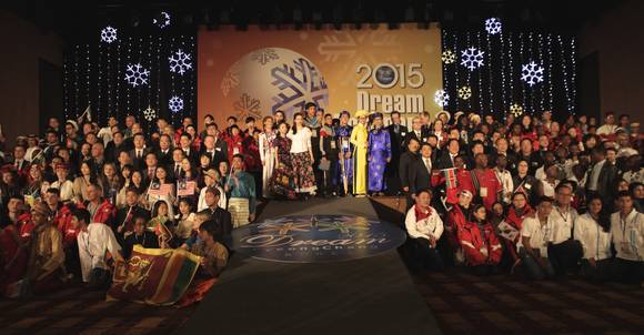 드림프로그램에 참여한 42개국의 학생들이 행사 참여 관계자들과 함께 환영식 기념촬영을 하고 있다(사진 제공: KT)