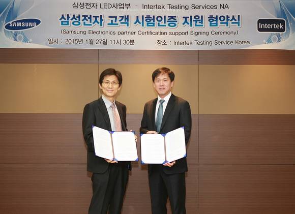 삼성전자 임성관 상무(왼쪽)와 인터텍코리아 김주용 사장(오른쪽)이 27일 인터텍 서울사무소에서 ‘삼성전자 고객 시험인증 지원 협약’을 체결했다(사진 제공: 삼성전자)