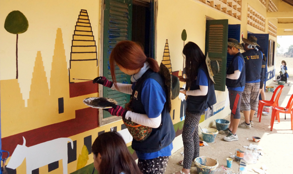 동아대 해외봉사단원들이 캄보디아 뜩쭘 초등학교에서 벽화를 그리고 있다. (사진제공=동아대)