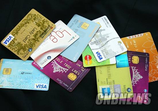 카드사로 하여금 소비자들에게 주요 정보제공을 의무화하는 ‘여신전문금융업법 일부개정법률안’의 국회 처리과정이 예의주시되고 있다. (사진=CNB포토뱅크)