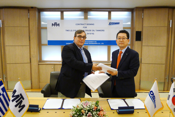 지난 29일 그리스 현지에서 대우조선해양 박형근 상무(오른쪽)와 스타브로스 하치그리고리스 마란탱커스 매니지먼트 관계자가 VLCC 건조 계약서에 서명을 한 뒤 기념촬영을 하고 있다. (사진제공=대우조선해양)