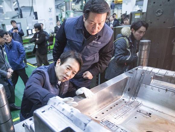 지난 5일 부천 오정산업단지를 남경필 경기지사가 현장방문하여 (주)일우정밀에서 금형제품 조립공정을 체험 하고 있다. 남지사는 오는 2일 남양주 공장밀집지역을 방문해 생생한 현장 행정을 통해 기업들의 애로사항과 문제 해결방안 등을 논의하는 행보를 계속 이어갈 예정이다.(사진=경기도 제공)