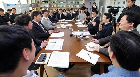 30일 도지사 집무실에서 열린 ‘빅파이 프로젝트 전문가 토론회’에서 남경필 도지사와 이기우 사회통합부지사, 관련 정부부서(국토교통부, 국민안전처) 및 한국정보화진흥원, 학계 및 Data 활용 기업 등에서 참가한 전문가들이 토론을 하고 있다.(사진=경기도 제공)