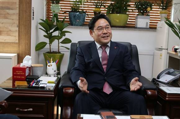 경기도장애인체육회 장호철 사무처장이 장애인체육의 활성화 방안과 장애인들의 삶의 질 향상을 위한 경기도장애인체육회의 향후 계획에 대하여 설명하고 있다.