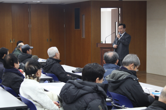 지난 327회 공개강좌에서 ‘암과 온열치료’ 주제로 고신의료원 정태식 교수가 강의하고 있는 모습. (사진제공=건협 부산센터)