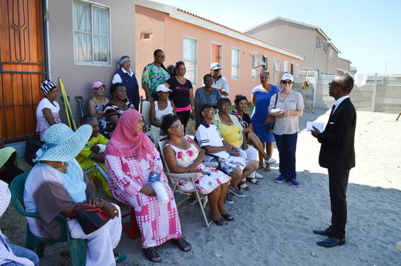 29일 삼성전자 아프리카총괄 사회공헌 담당자 라마카투 아비 타우(Ramakatu Abey Tau)가 수혜 가족에게 신축주택을 전달하고 있다(사진 제공: 삼성전자)