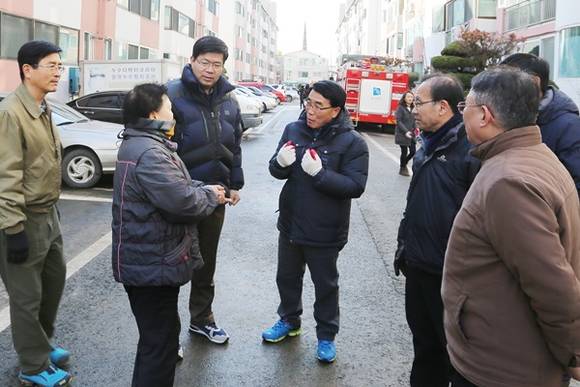 공재광 시장이 피해주민들의 피해 상황 등을 청취하며 신속 복구와 지원을 아끼지 않겠다고 말하고 있다.(사진=평택시 제공)