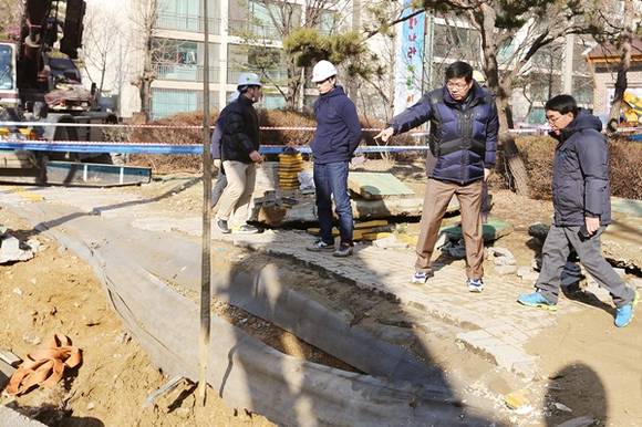 공재광 평택시장이 광역상수도 노후관로 파열사고 현장을 방문해 피해 상황을 파악 하고 있다.(사진=평택시 제공)