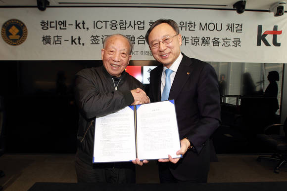 KT 황창규 회장(사진 우측)과 중국 헝디엔 그룹 서문영 주석이 ‘스마트 테마파크’ 공동 사업을 위한 협약을 체결한 후 악수를 나누고 있다(사진 제공: KT)