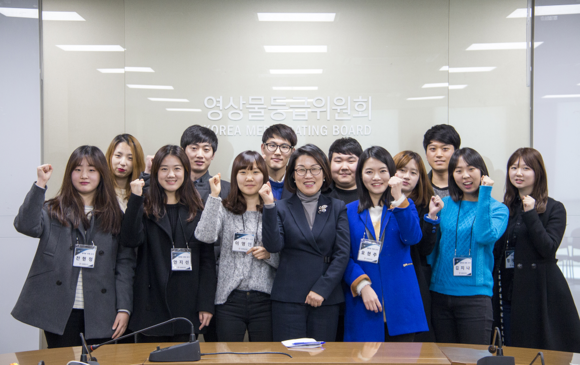 2일 영등위 이경숙 위원장(가운데)과 ‘2015 상반기 대학생 인턴 프로그램’에 참여하는 13기 대학생 12명이 위원회 대회의실에서 기념촬영을 하고 있다. (사진제공=영등위)