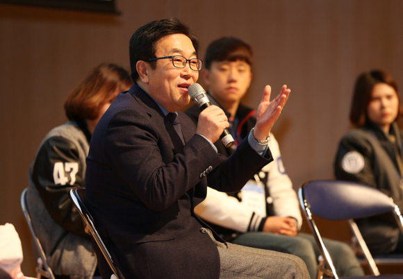 동아대 48대 오늘의 감동 오감 총학생회가 2일 오전 부민캠퍼스 다우홀에서 서병수 시장을 초청해 ‘서병수 부산시장과 함께하는 토크 콘서트’를 개최한 가운데, 서병수 시장이 학생들과 이야기를 나누고 있다. (사진제공=동아대)