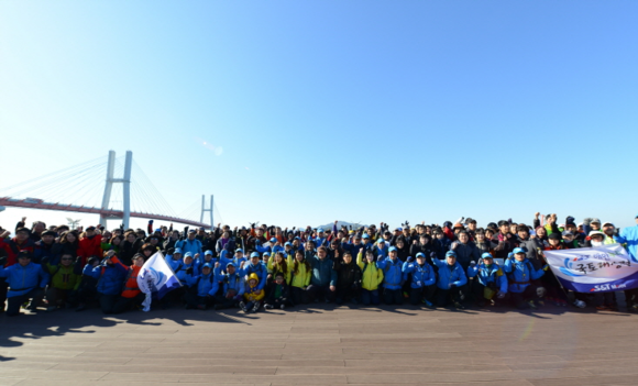 지난 31일 경남 사천시 모충공원부터 남해군 창선면 수협 위판장까지 구간에서 진행된 21차 ‘S&T 해안누리 국토대장정’에 참여한 S&T그룹 임직원들이 기념촬영을 하고 있다. (사진제공=S&T모티브)